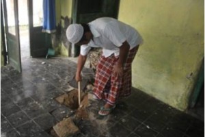 Rumah warga di Dusun Cimeong 4 Desa Cilayung Kecamatan Ciwaru mengalami retak-retak